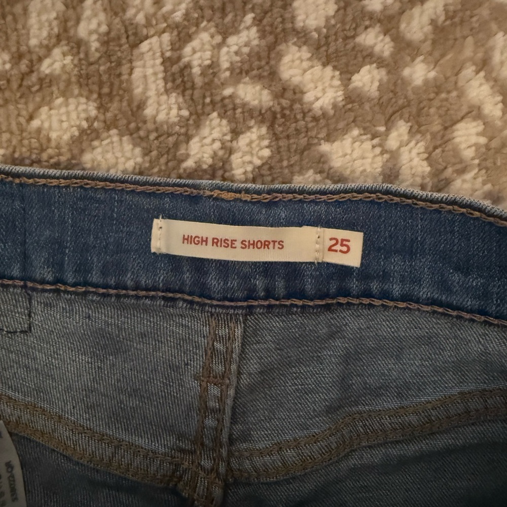 Levi’s High Rise Shorts - Picture 5 of 6
